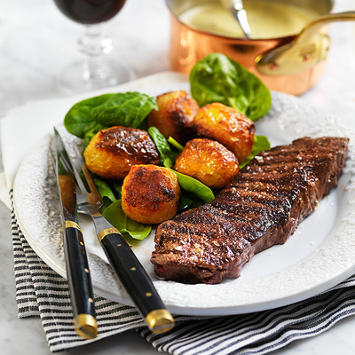 Biff med krispiga potatisar och dragonsås