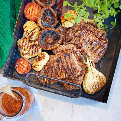 Grillad entrecote, halloumi och portabellosvamp med hemgjord chilisås