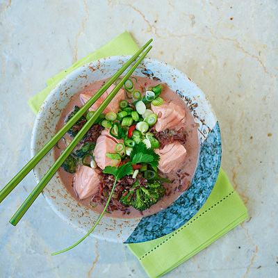 Asiatisk pilaff på rött råris med ångad lax