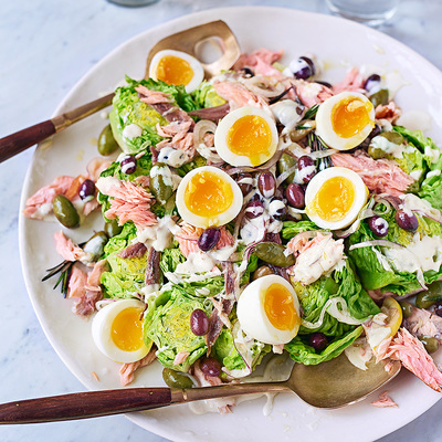 Sallad nicoise med varmrökt lax