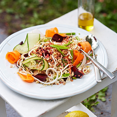 Matvetesallad med rödbetor & snabbpicklade primörer