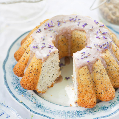 Citron- och vallmosockerkaka med lavendelglasyr