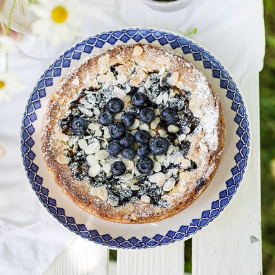 Blåbärskaka med mandelspån