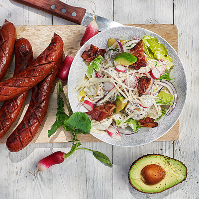 Caesarpotatissallad med grillad kryddig korv