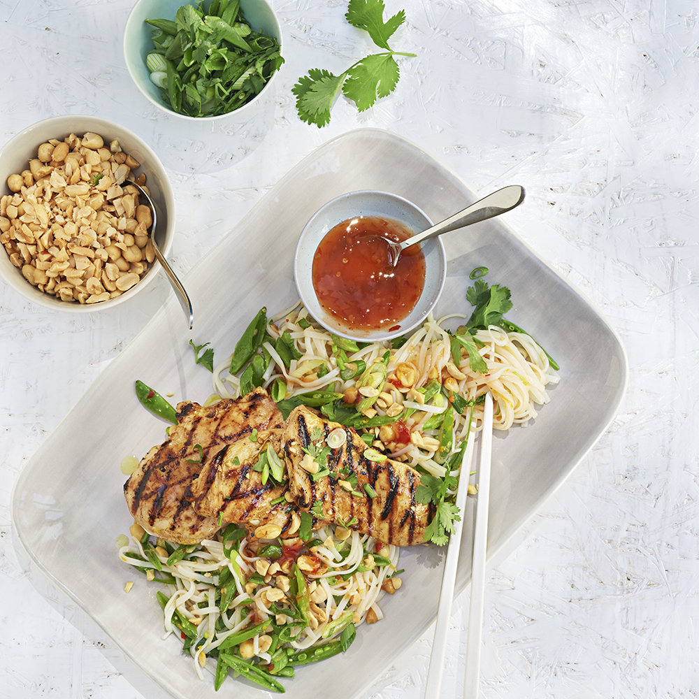 Grillad kycklingfilé och nudelsallad med apelsin och jordnötter