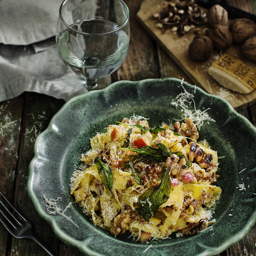Isterbandspasta med äpple och valnötter 