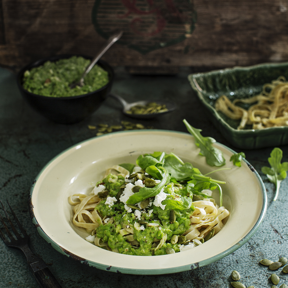 Bönpasta med ärtpesto, smulad feta och rostade pumpakärnor