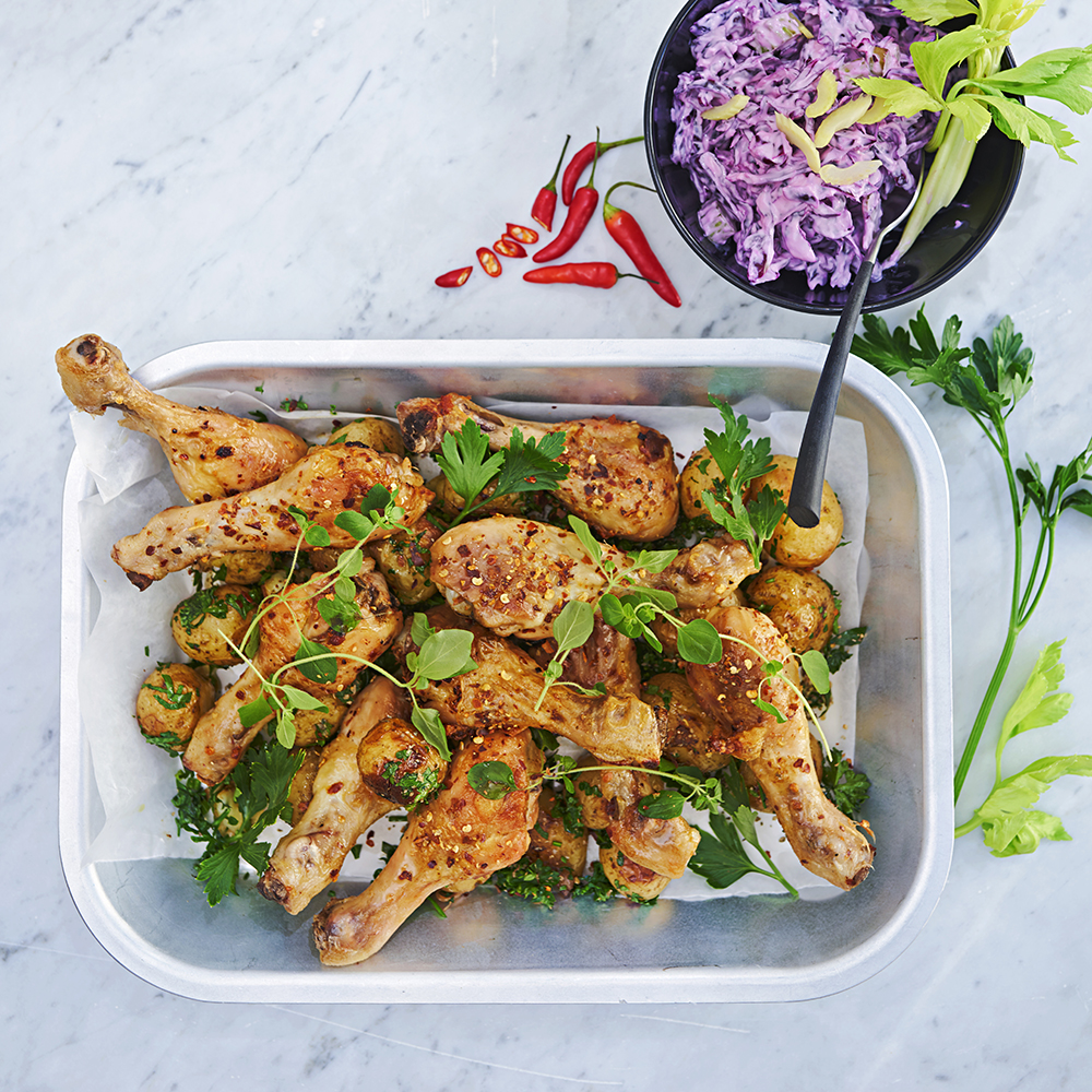 Kycklingben med röd coleslaw och örtpotatis