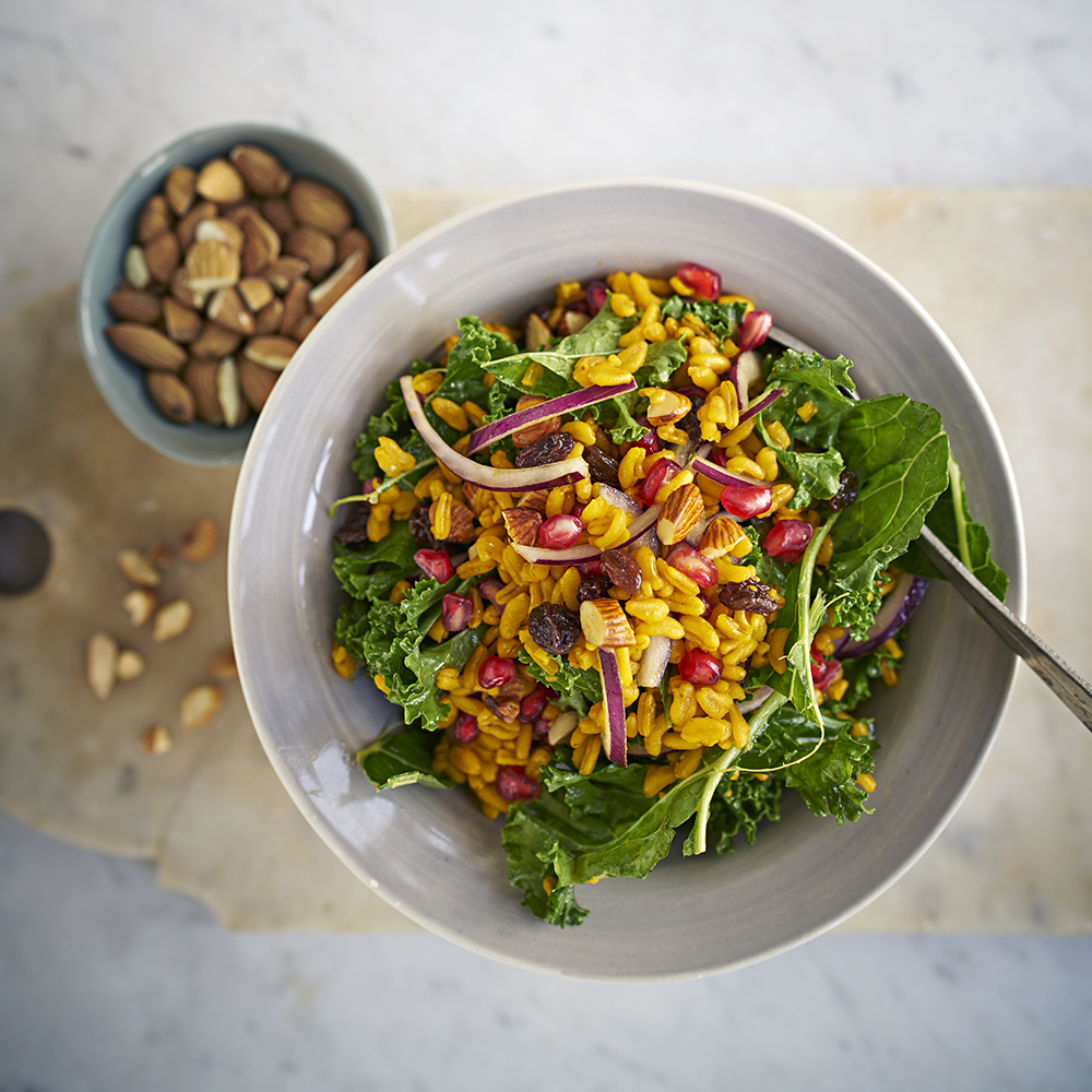 Fruktig kamutvetesallad med saffran och grönkål