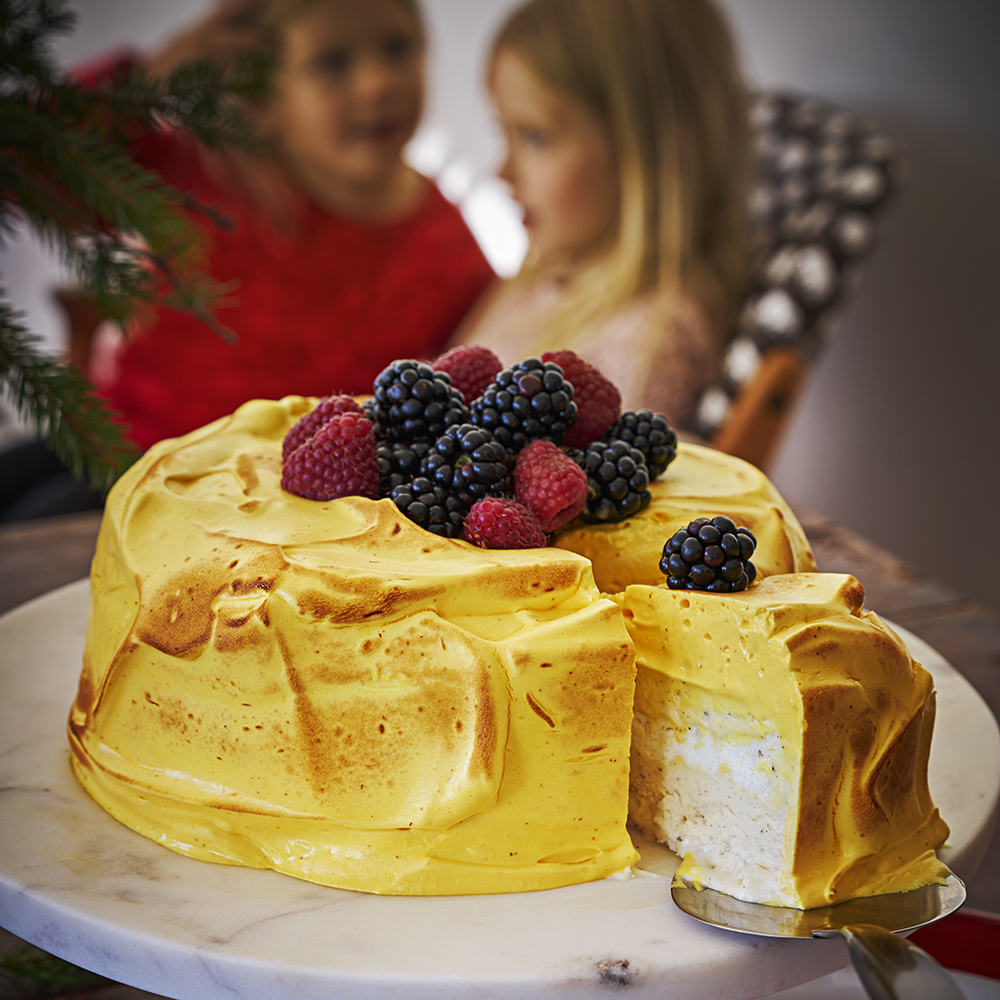 "Baked alaska" med kardemummaglass och saffransmaräng 