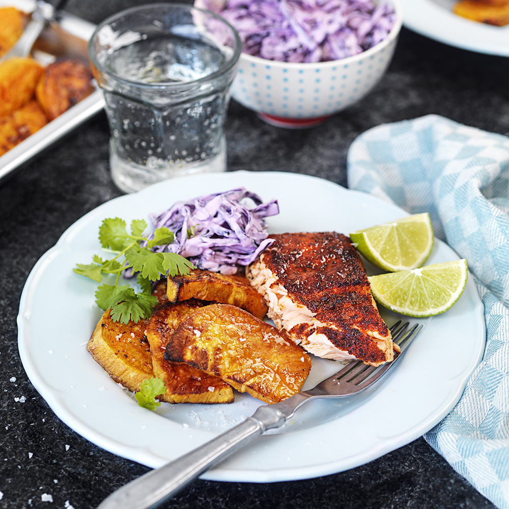 Cajunlax med rödkålsslaw och rostad sötpotatis