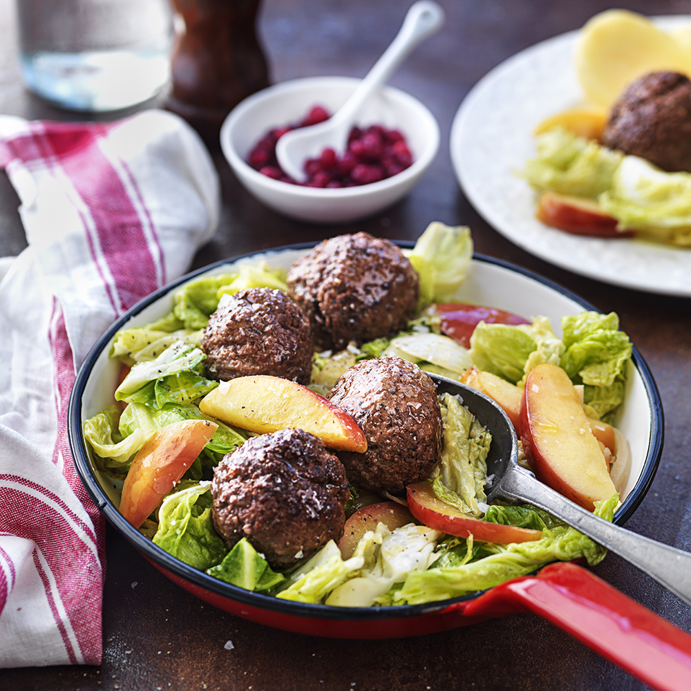 Enkla köttbullar med sirapsstekt savoykål