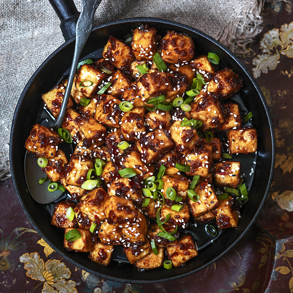 Friterad tofu i het och kryddig sås