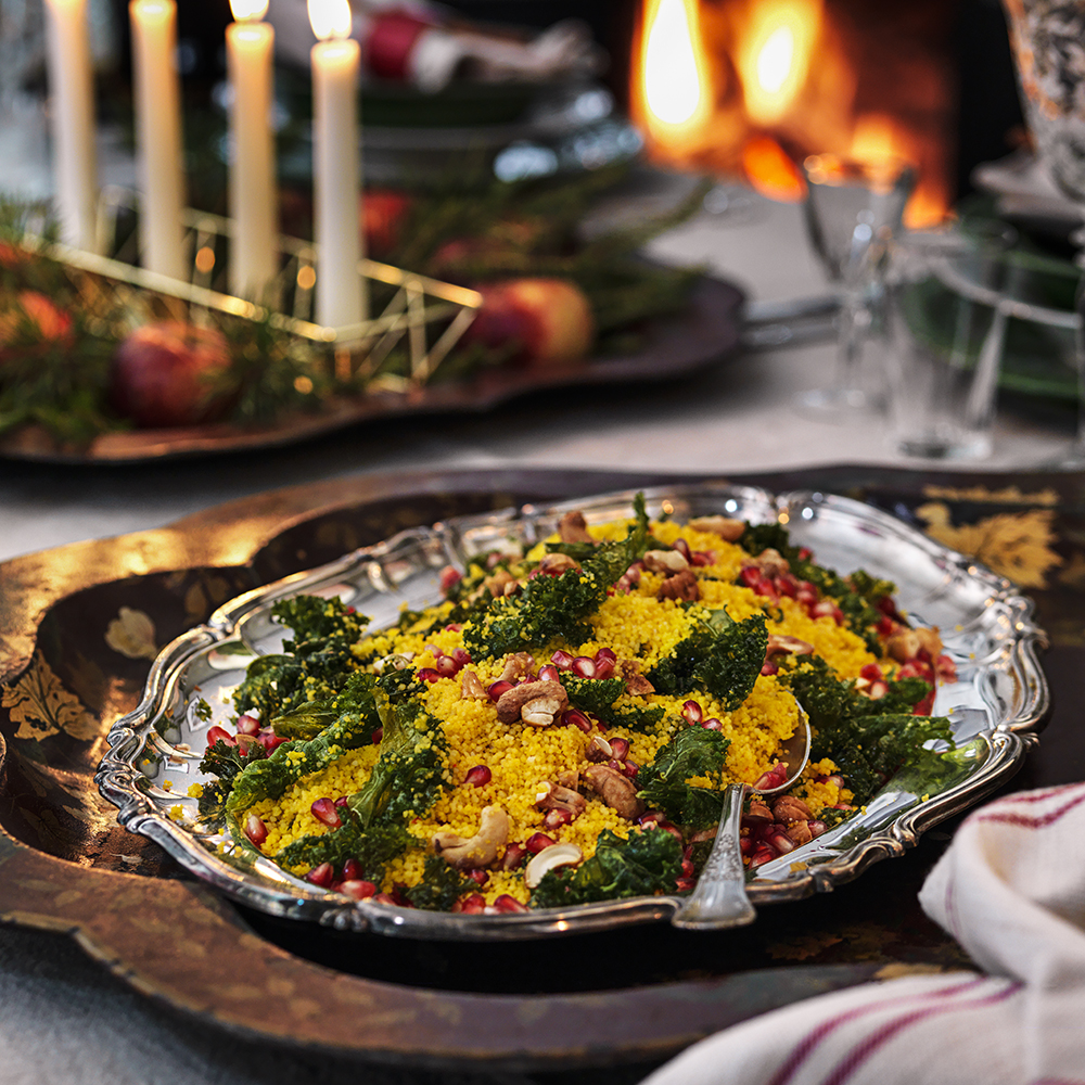 Saffranscouscous med kanderade nötter, grönkål och granatäpple