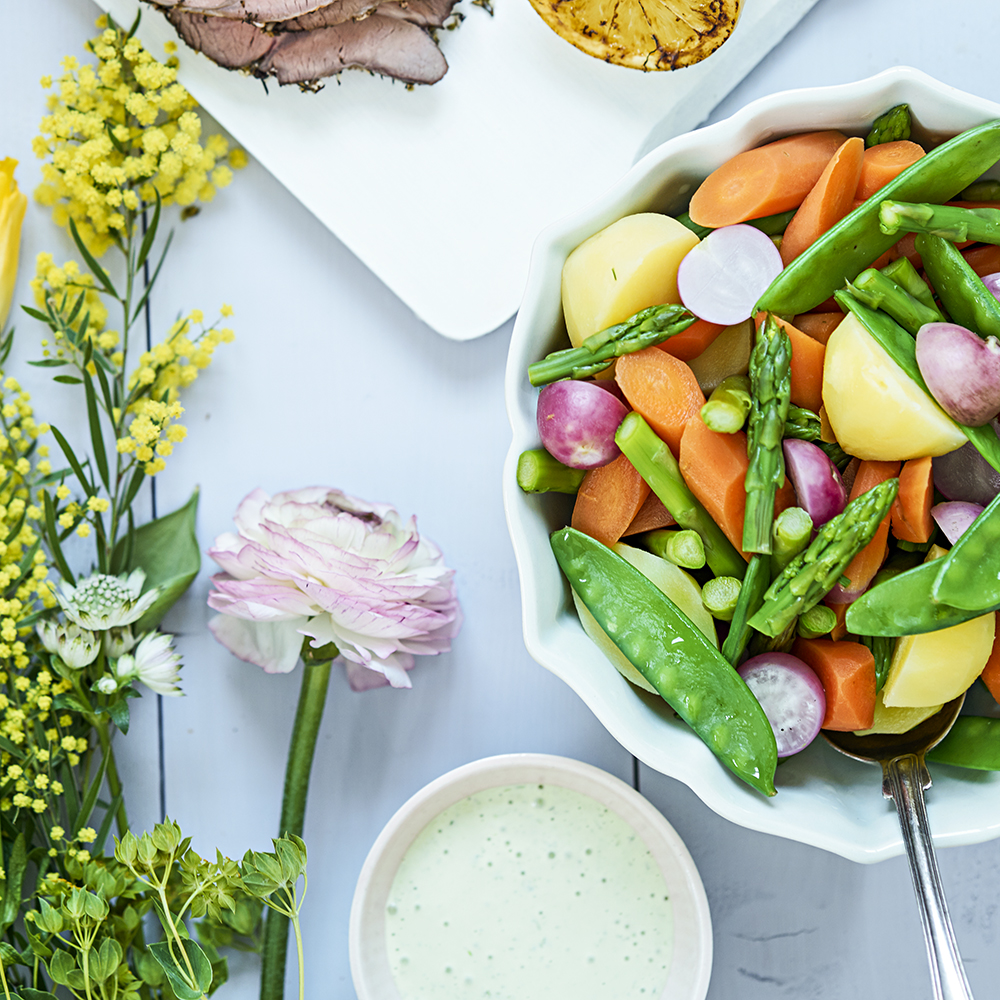 Ljummen primörsallad med krämig dressing