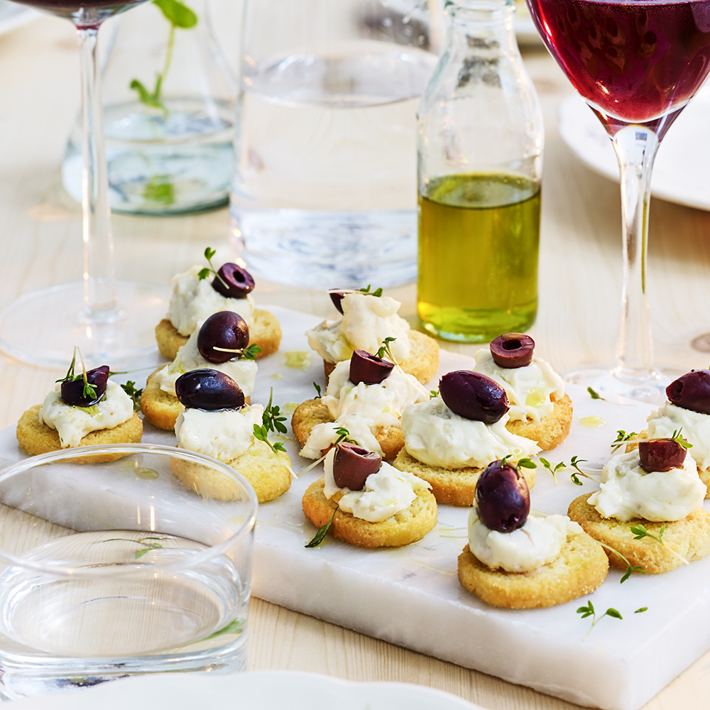 Crostini med chèvre och oliver