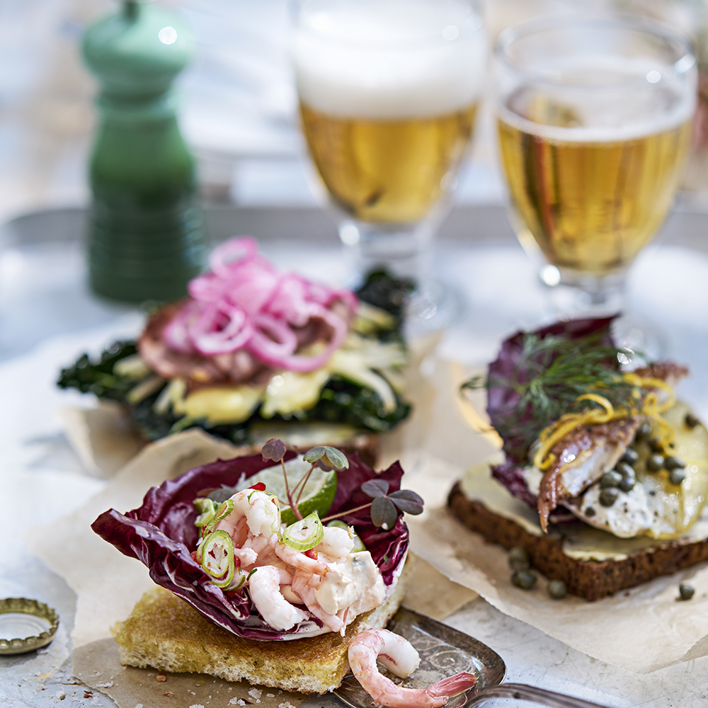 Smörrebröd makrill, kapris och ättiksgurka