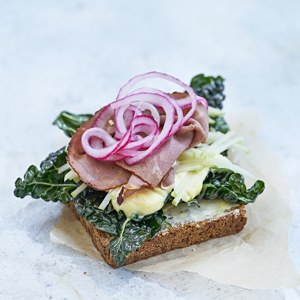 Smörrebröd rostbiff, currymajonnäs och svartkål
