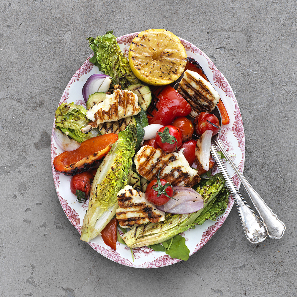 Sallad med halloumi och grillade grönsaker