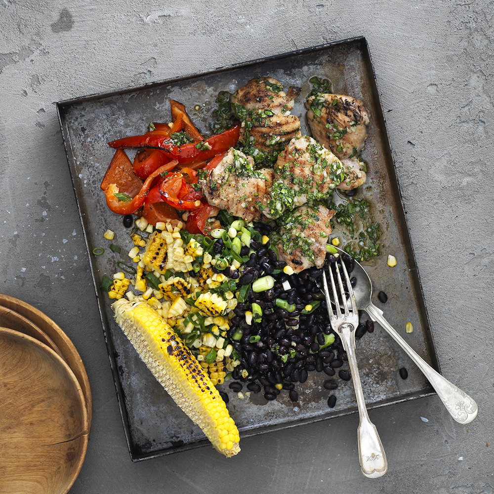 Grillade kycklinglår med majssallad