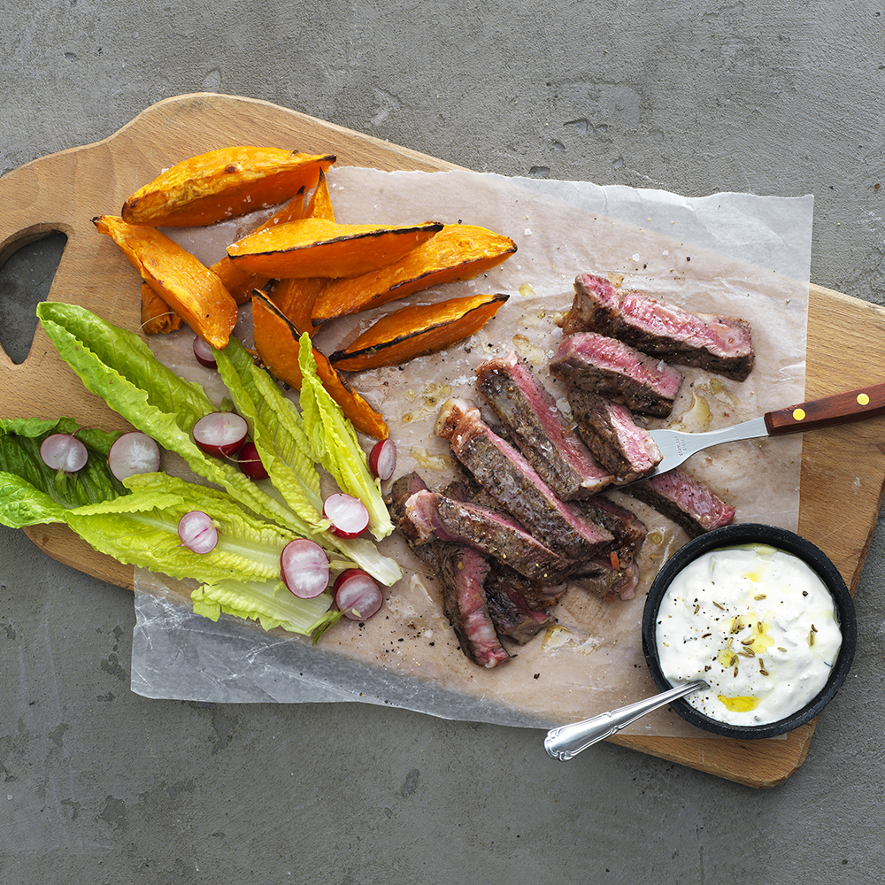 Angusbiff med grillad sötpotatis och fetaostkräm