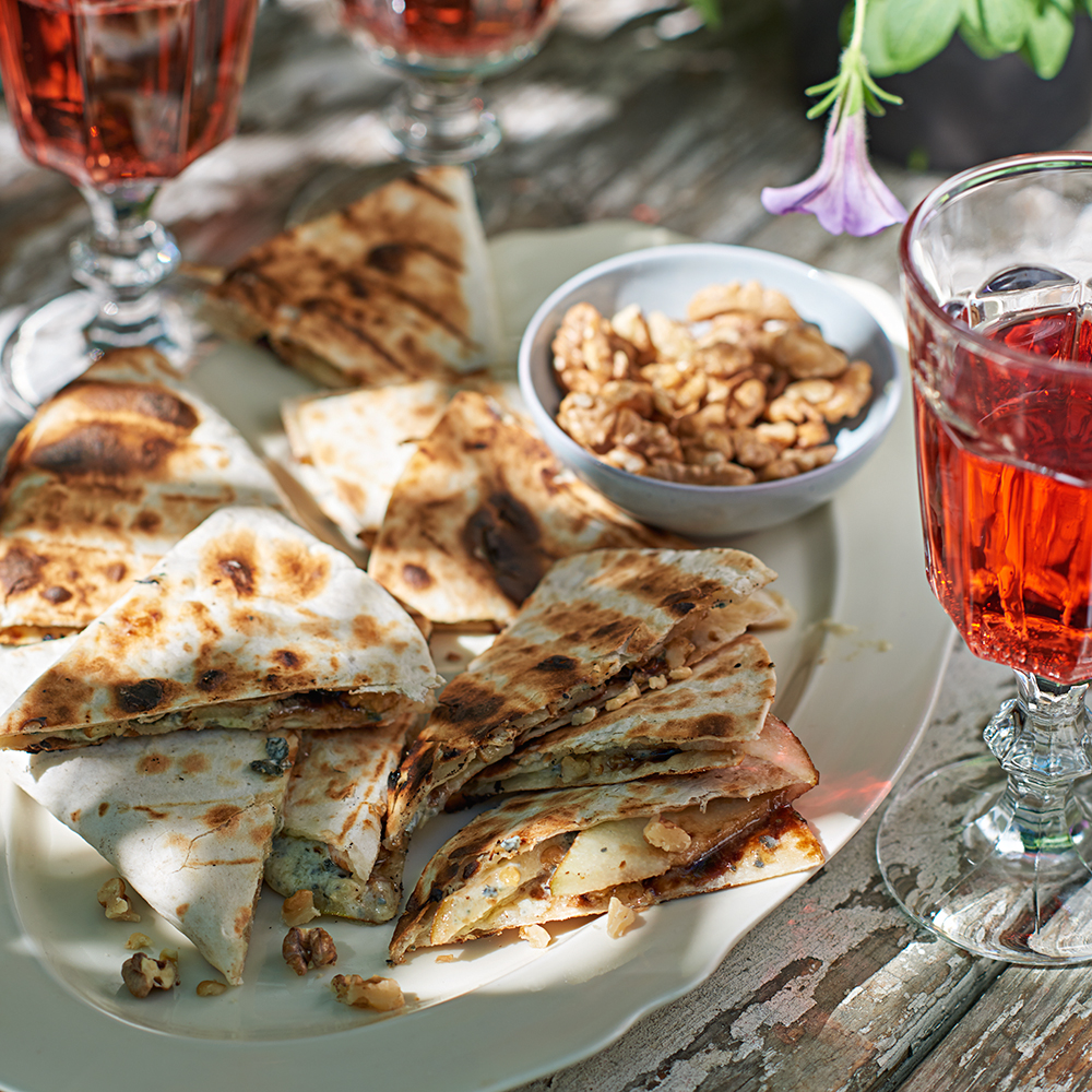 Grillade tortillasnibbar  med päron och ädelost