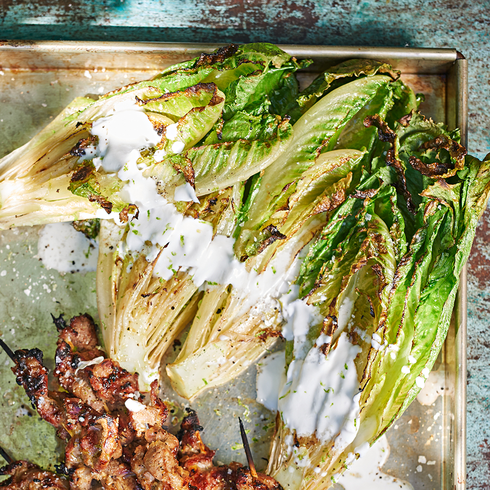 Grillad romansallad med limeyoghurtsås