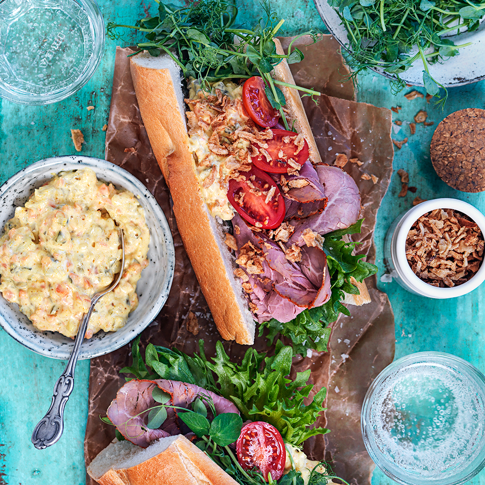 Baguette med rostbiff, curryremoulad och rostad lök
