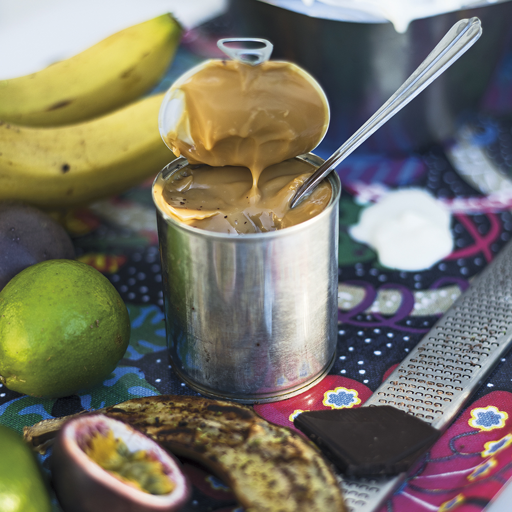 Grillad banan med kola och passionsfrukt