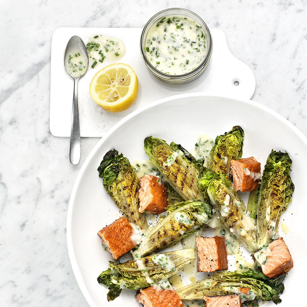 Grillad sallad med nobisdressing och varmrökt lax
