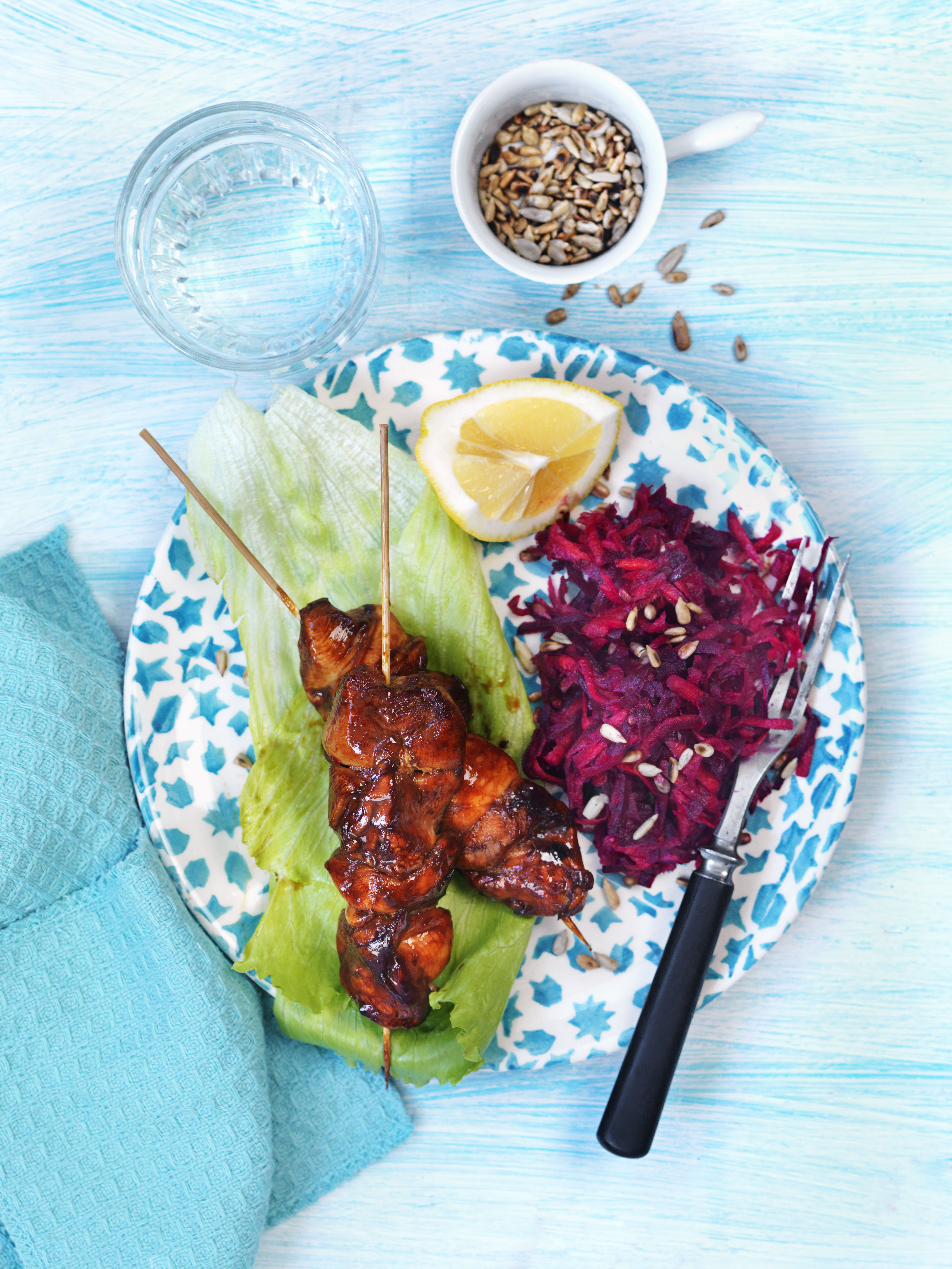 Glacerade kycklingspett med krispig råkostsallad
