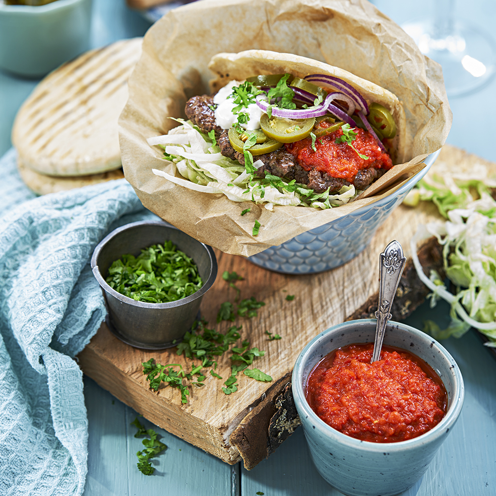 Burgare i pitabröd med ajvar och vitlökssås