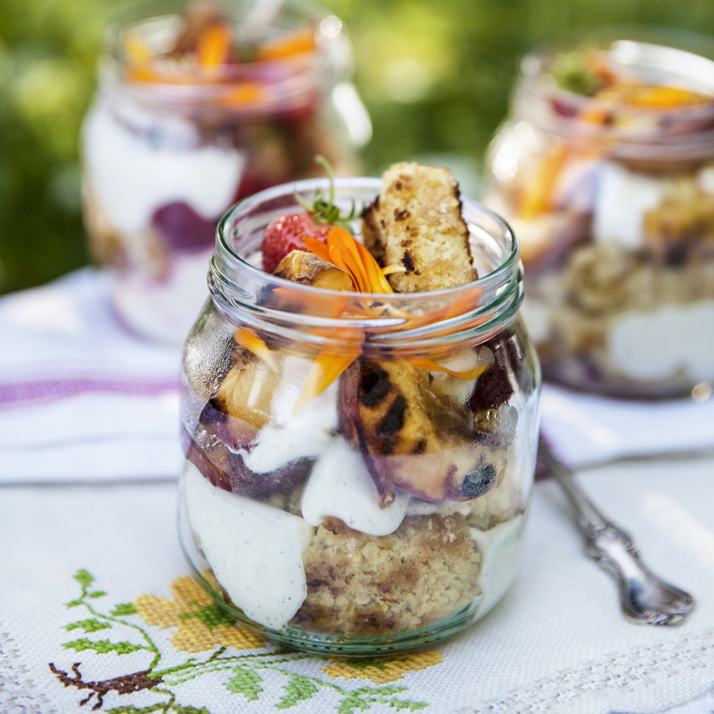 Grillade jordgubbar med sockerkaka