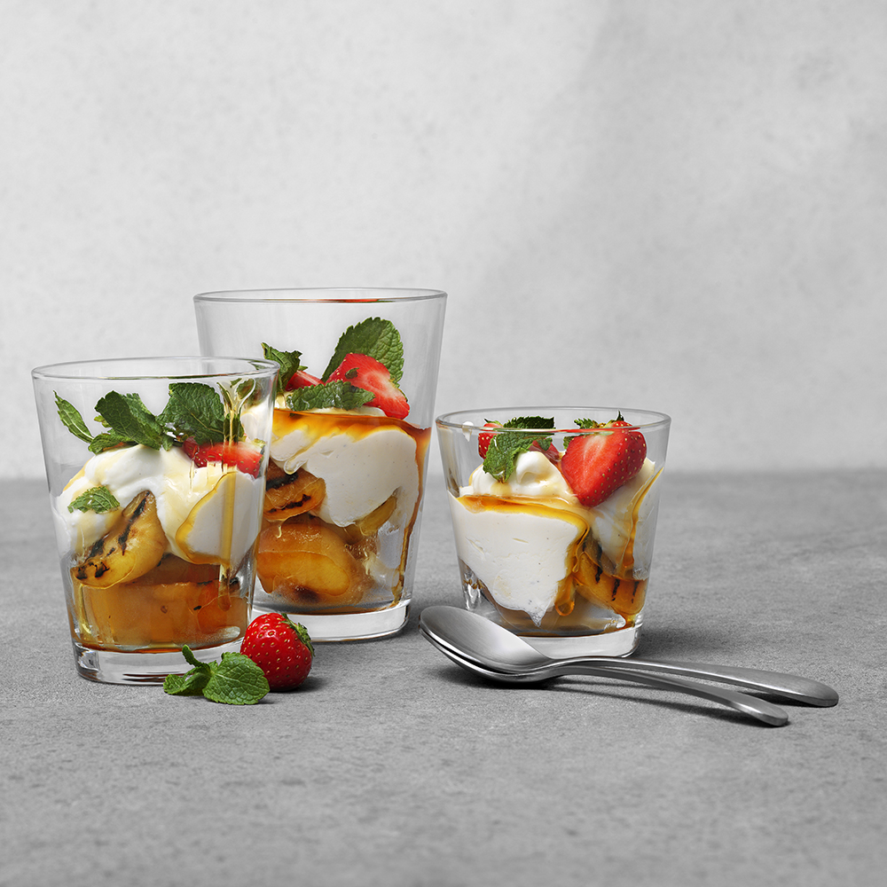 Grillade aprikoser med vispad vanilj-crème fraiche
