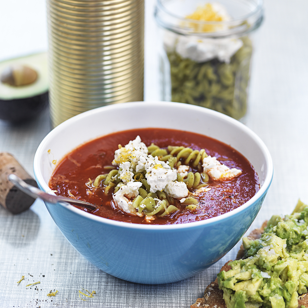 Tomatsoppa i termos med fetaost och bönpasta