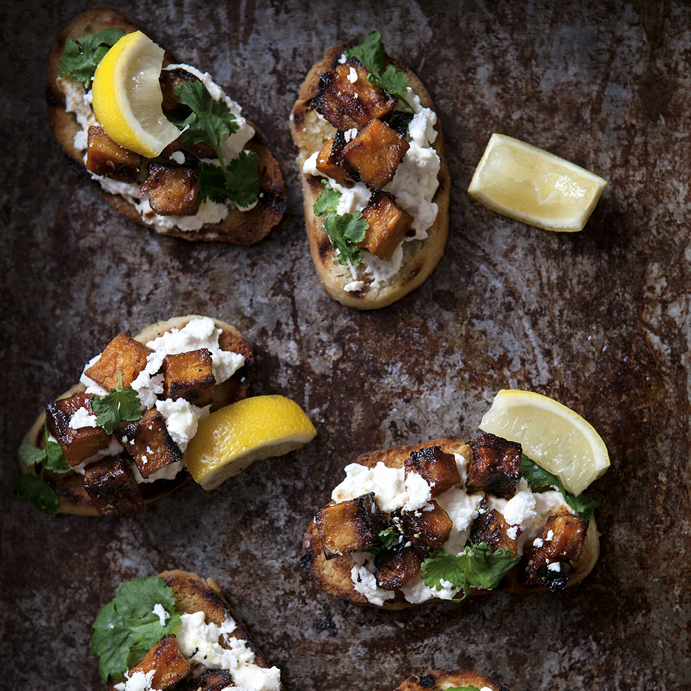 Honungsrostad sötpotatis och fetaostkräm på grillad baguette
