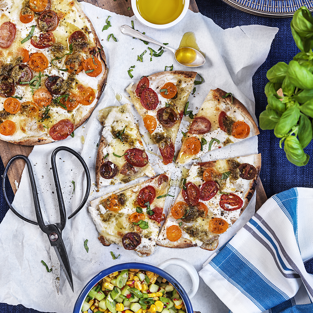 Tortillapizza med rostad majs- och gurksallad