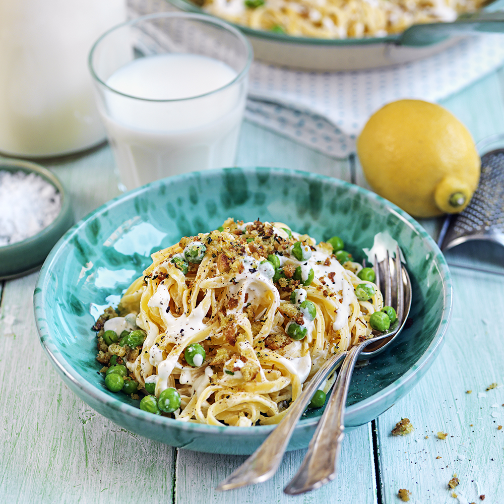 Krämig fettuccine med ärter och frasigt citronsmul