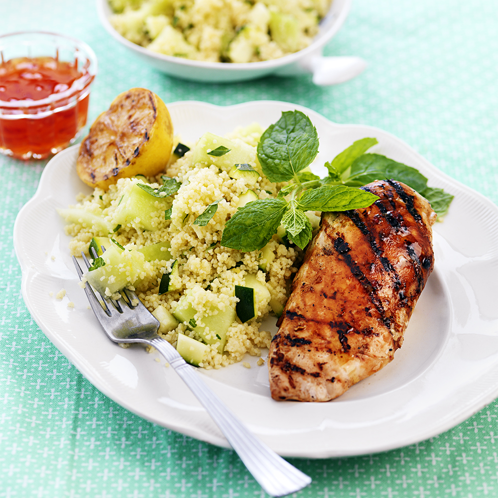 Fruktig couscous med grillad kycklingfilé