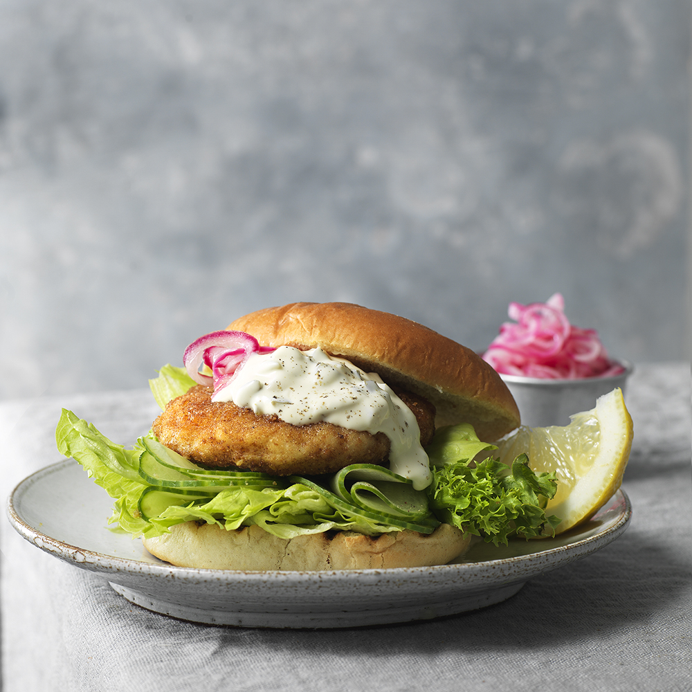 Panerad fiskburgare med remouladsås