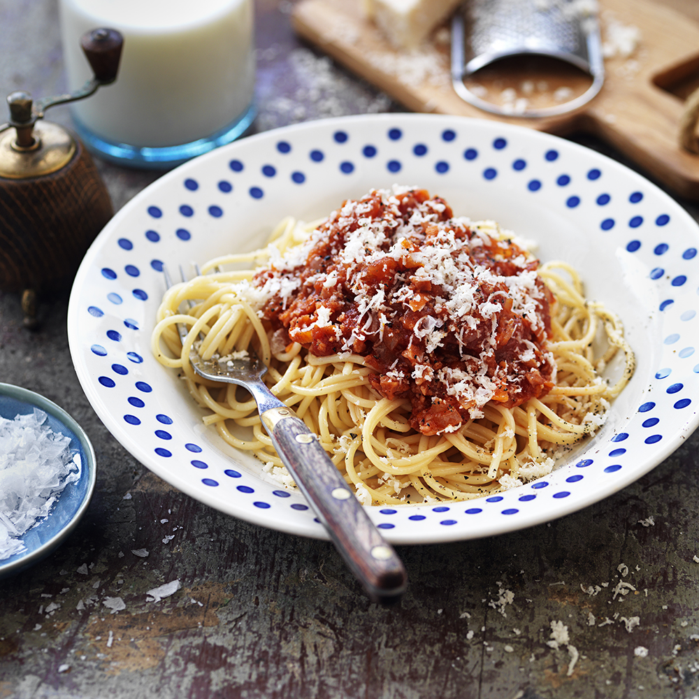 Spagetti med köttfärssås gjord på korv