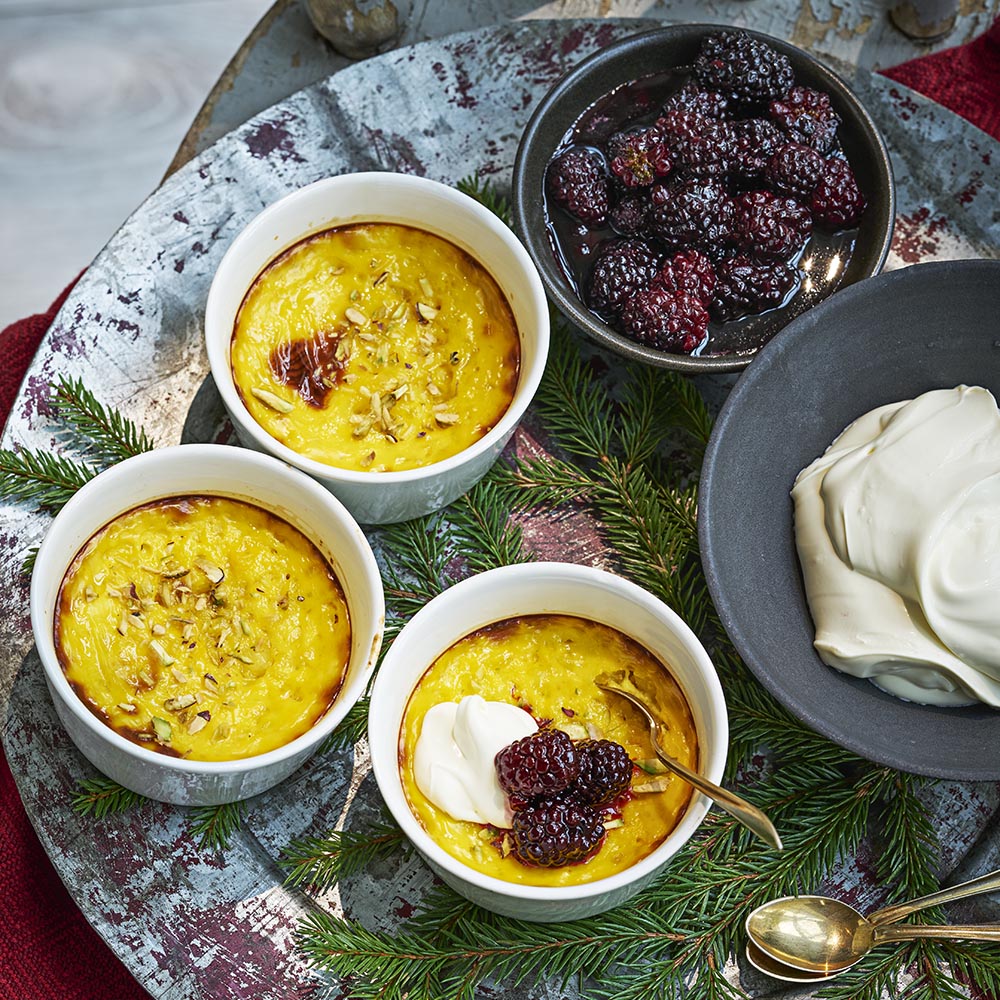Saffranspannkaka med smetana och rårörda björnbär