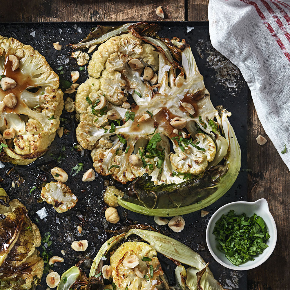 Blomkål i ugn med balsamicosirap och hasselnötter