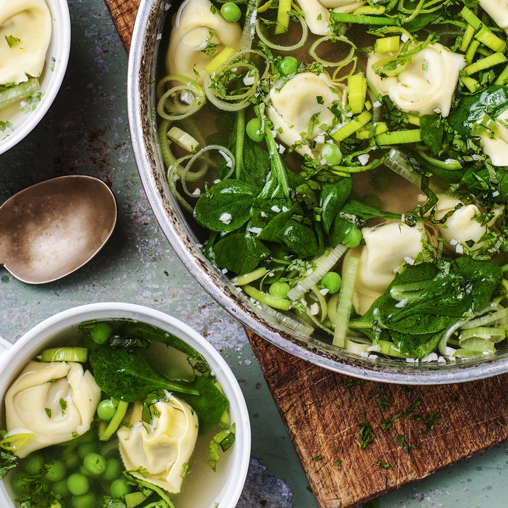 Grön tortellinisoppa med ärter, spenat och örter