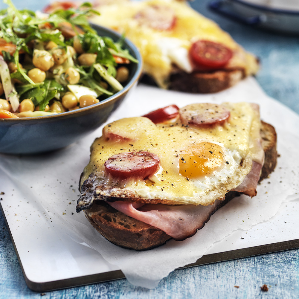 Croque madame med dressad vintersallad