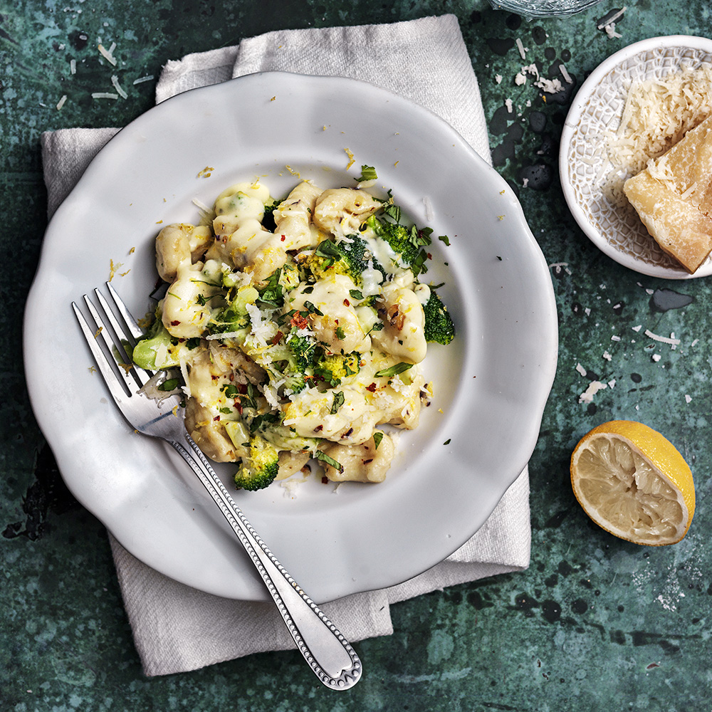 Gnocchi med ostsås och broccoli