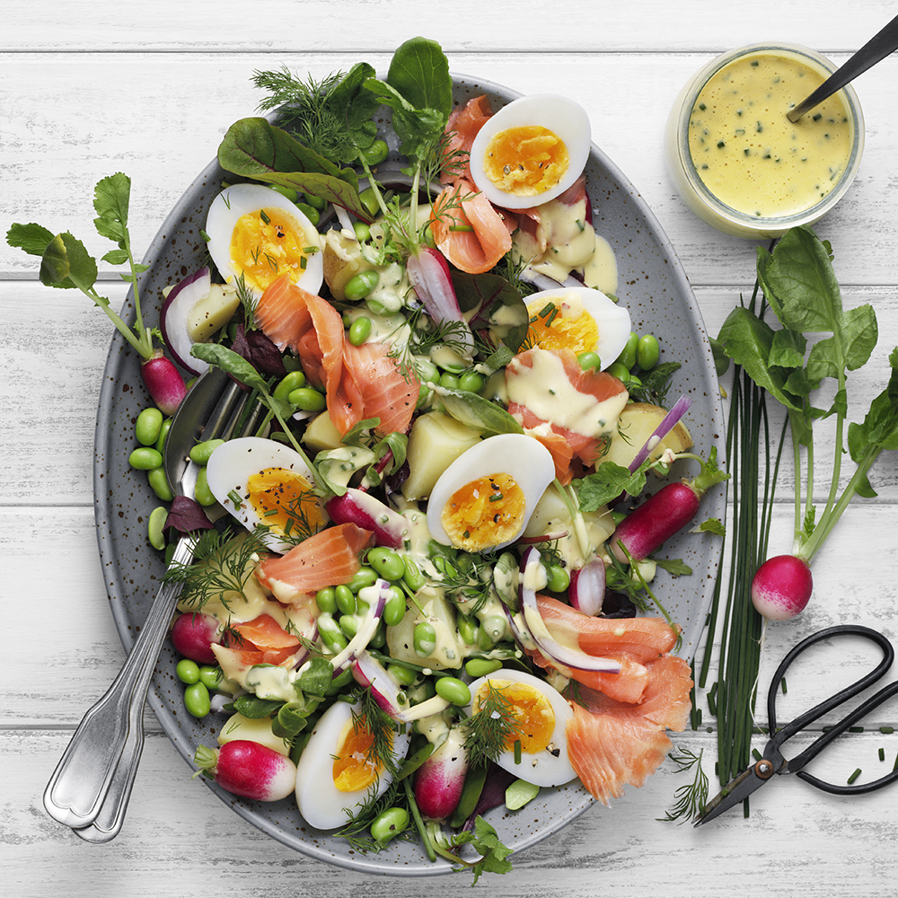 Påsksallad med lax och ägg