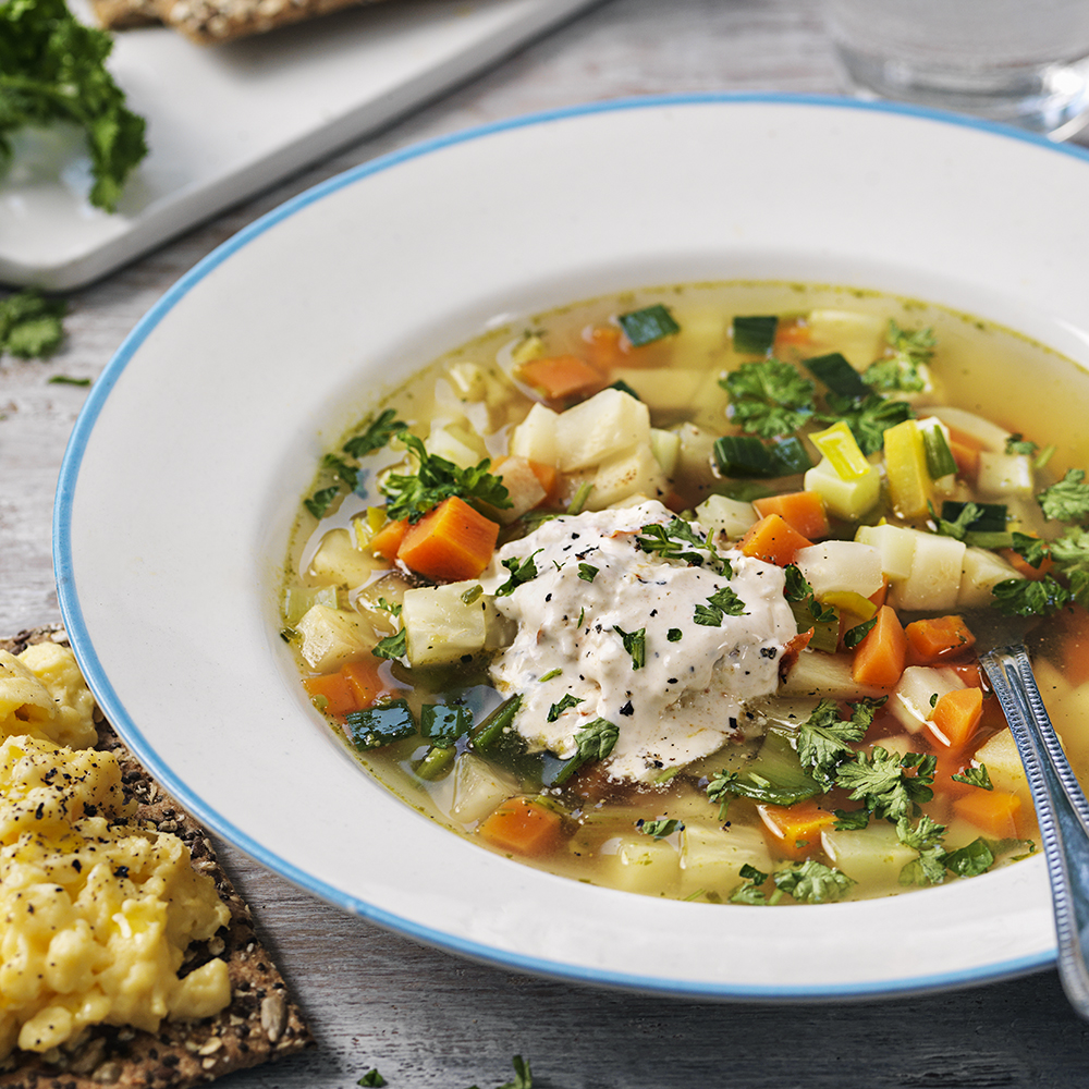 Rotfruktssoppa med smaksatt crème fraiche