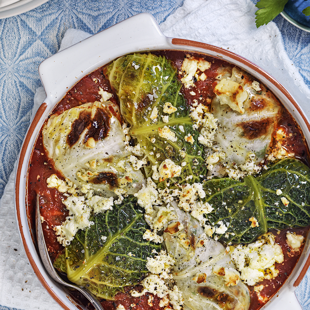 Lins- och risfyllda kålrullar i tomatsås