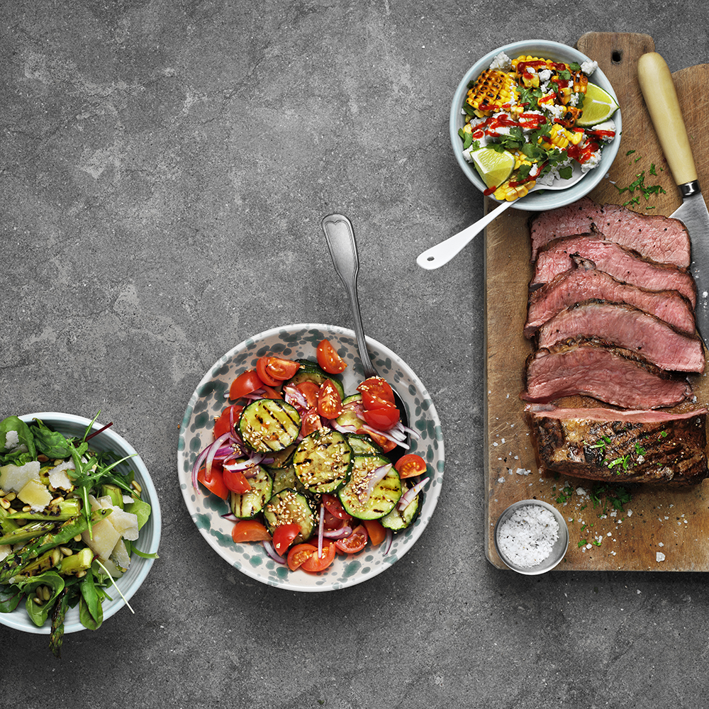 Helgrillad biff med grillade sallader
